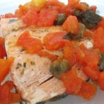 Salmone fresco con pomodori e capperi