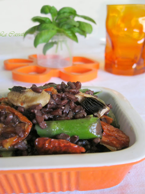 Insalata di riso venere con asparagi, funghi e pomodori secchi e “Visto che sfida!”