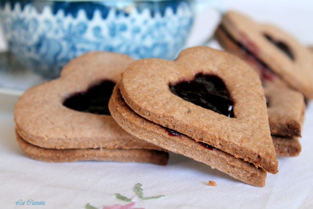 Biscuits épicés sans gluten avec confiture de fruits rouges