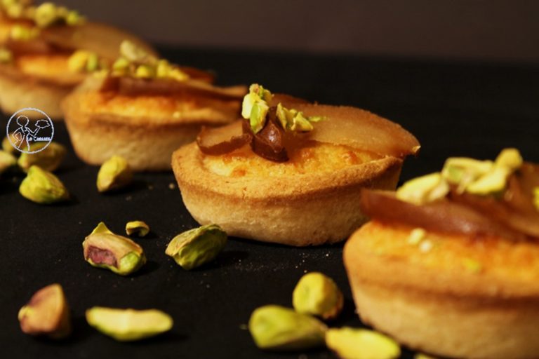 Tartelettes à la crème frangipane et poires au sirop sans gluten - La Cassata Celiaca