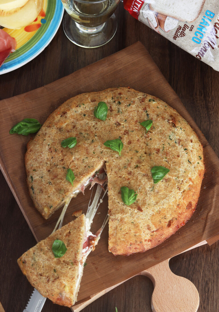 Gâteau de pain sans gluten avec fromage et speck - La Cassata Celiaca