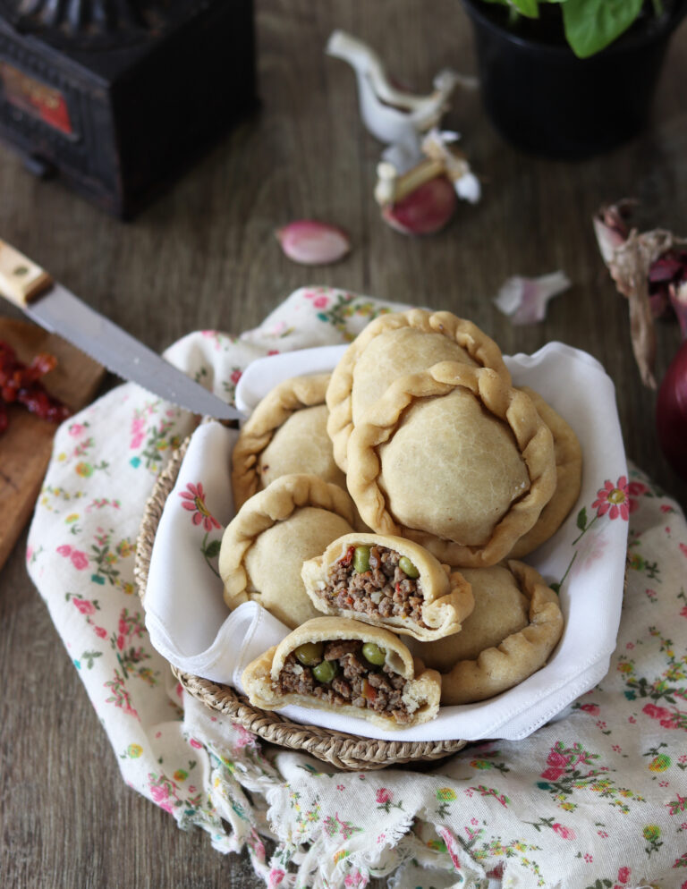 J'ai conservé l'utilisation du saindoux, auquel nous, Siciliens, sommes habitués puisqu'il est présent dans de nombreuses recettes, et je ne peux donc pas donner une version avec de l'huile. En attendant, je m'excuse auprès des Sardes d'avoir sglutinisé une de leurs recettes et de ne pas avoir donné la forme standard de la panadine et de ne pas avoir respecté les traditions pour la garniture. La fermeture semble facile, mais pour moi elle ne l'était pas, aussi à cause de la délicatesse de la pâte.