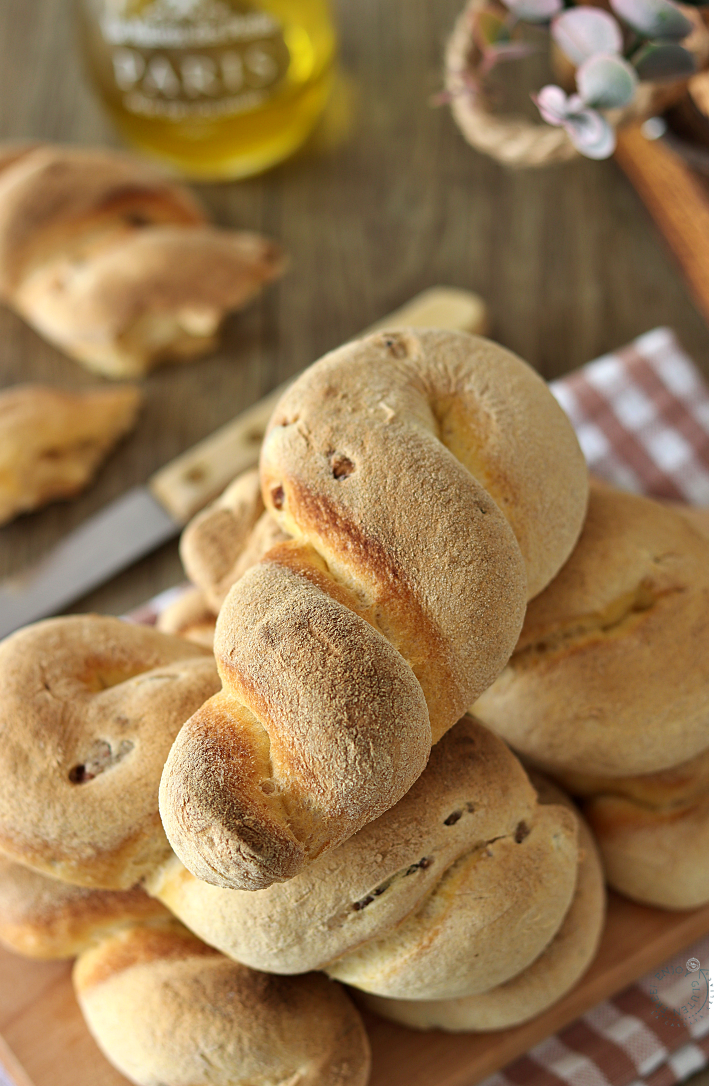 Treccine di pane alla zucca e olive - La Cassata Celiaca