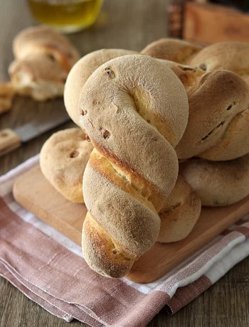 Treccine di pane alla zucca e olive - La Cassata Celiaca