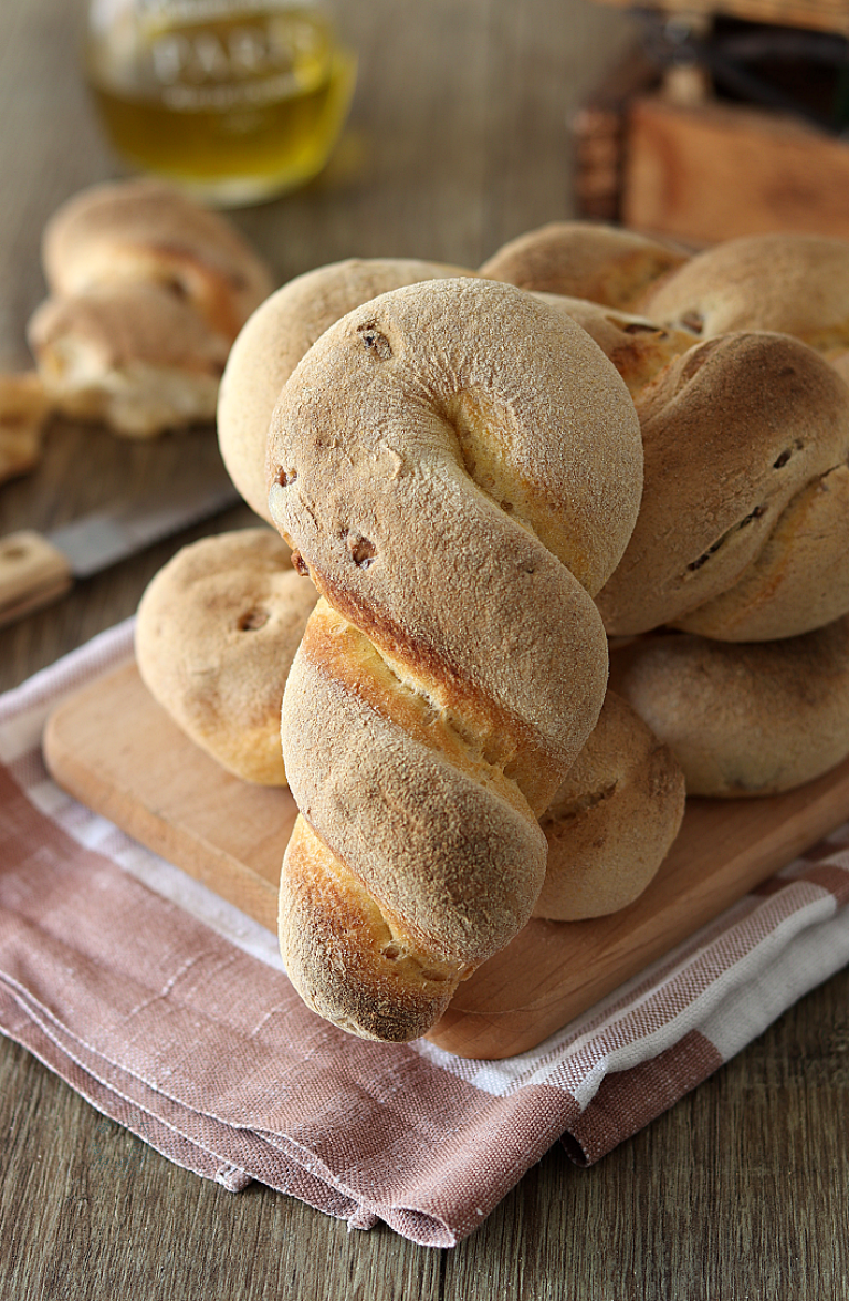 Treccine di pane alla zucca e olive - La Cassata Celiaca