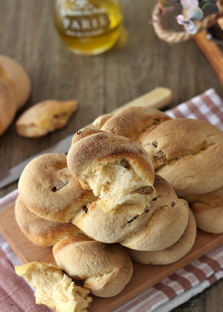 Treccine di pane alla zucca e olive - La Cassata Celiaca